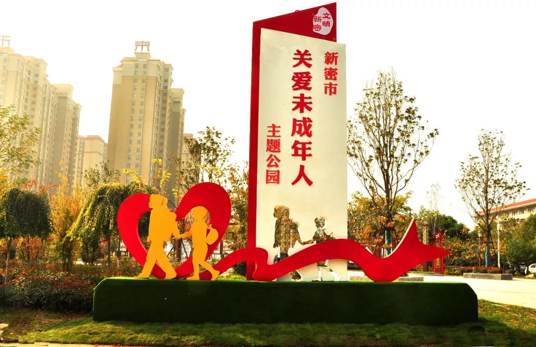公园小路上,每隔数米就有一个仿造树木造型的宣传展示牌,造型生动