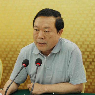 首先由中国青年学者李青林为参会领导,企业负责人作了《企业