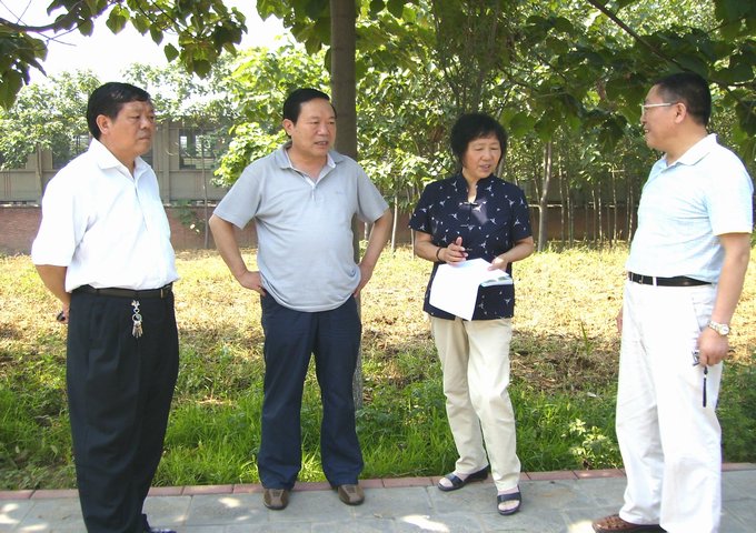 副市长王明安(左二)陪同检查